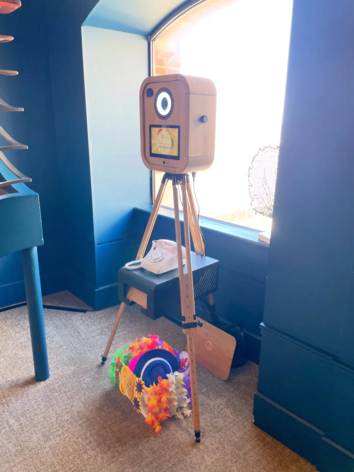 Photobooth installé pour une soirée avec accessoires et livre d'or audio